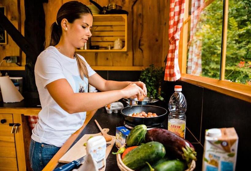 هتل Glamping Forest Edge