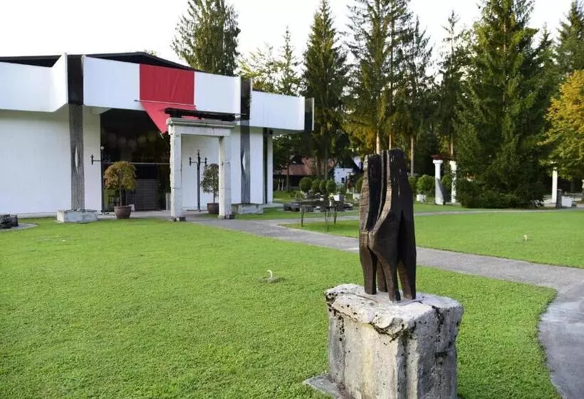 هتل Glamping Forest Edge