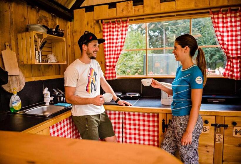 هتل Glamping Forest Edge