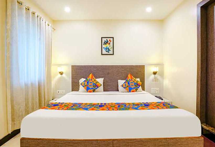 בית מלון כפרי Fabexpress Baramati Stays