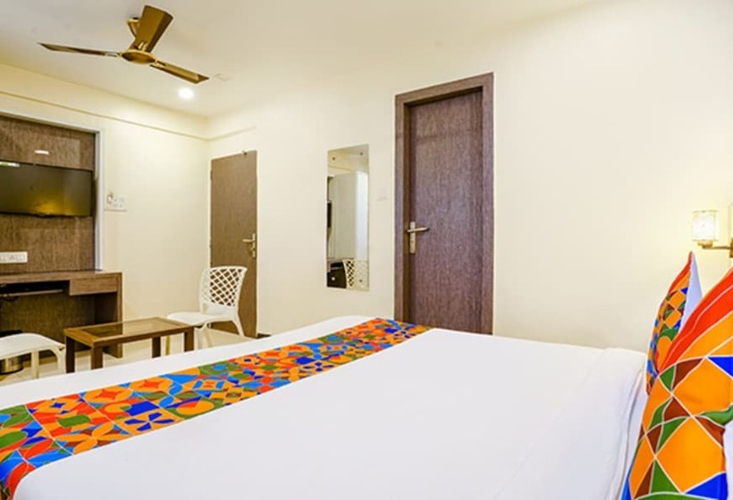 בית מלון כפרי Fabexpress Baramati Stays