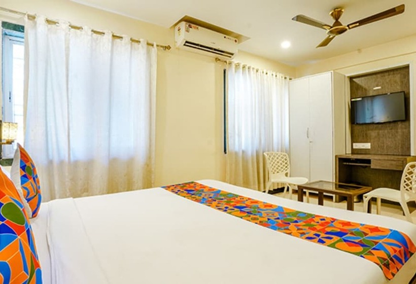 בית מלון כפרי Fabexpress Baramati Stays