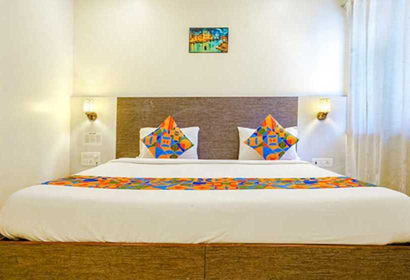 בית מלון כפרי Fabexpress Baramati Stays