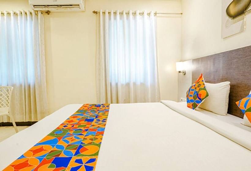 בית מלון כפרי Fabexpress Baramati Stays