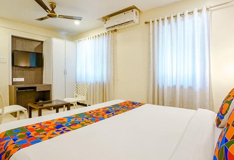 בית מלון כפרי Fabexpress Baramati Stays