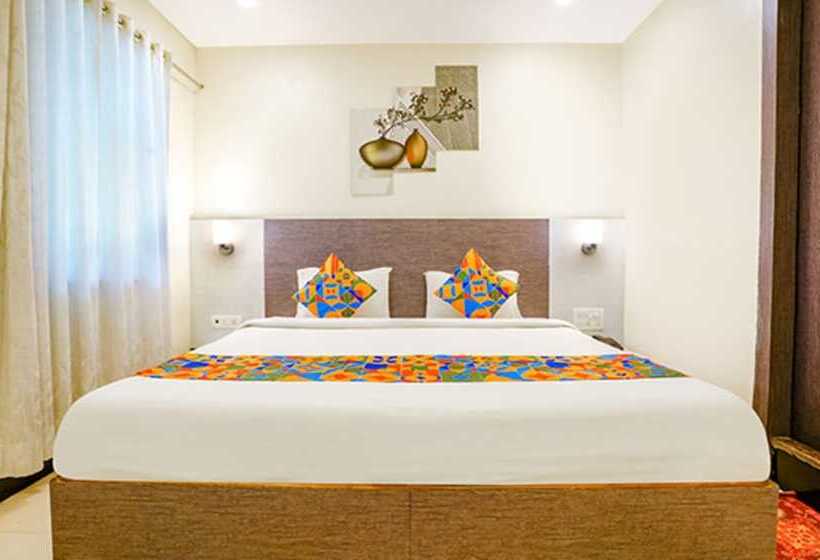 בית מלון כפרי Fabexpress Baramati Stays