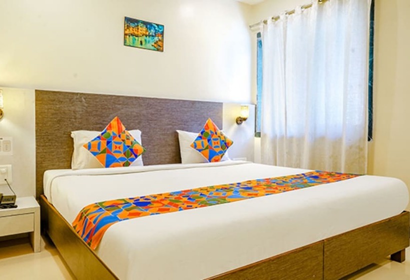 בית מלון כפרי Fabexpress Baramati Stays