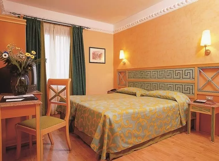 Отель Exe Domus Aurea