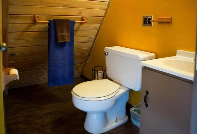 Hicksville Pines Chalets & Motel