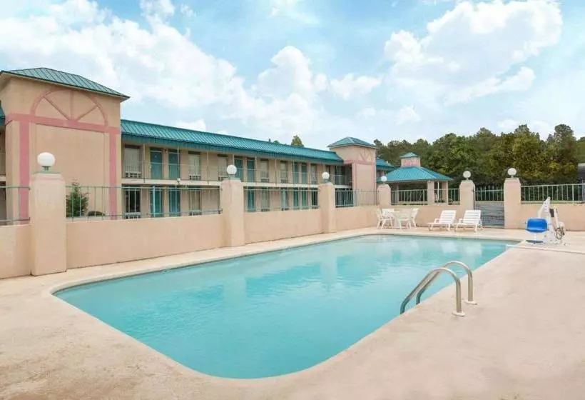 هتل Days Inn By Wyndham West Point