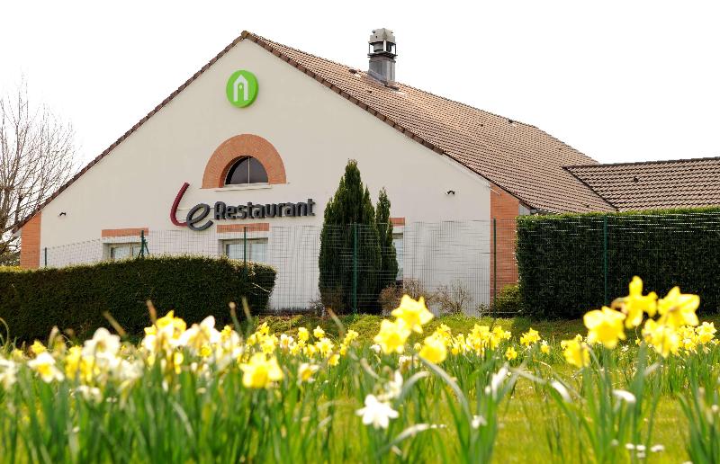 בית מלון כפרי Campanile Château Thierry