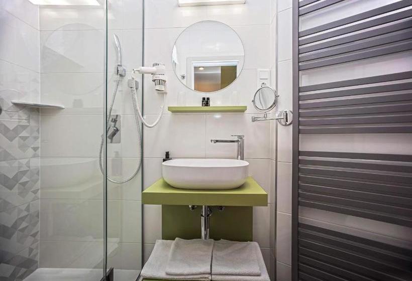 ベッドアンドブレックファースト Piccolo Panzió Vendéglő Vinoteca