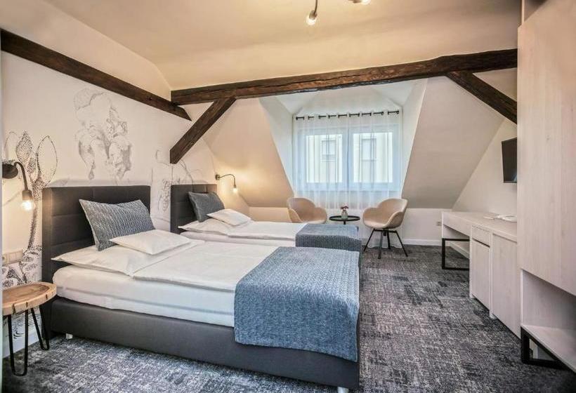 ベッドアンドブレックファースト Piccolo Panzió Vendéglő Vinoteca