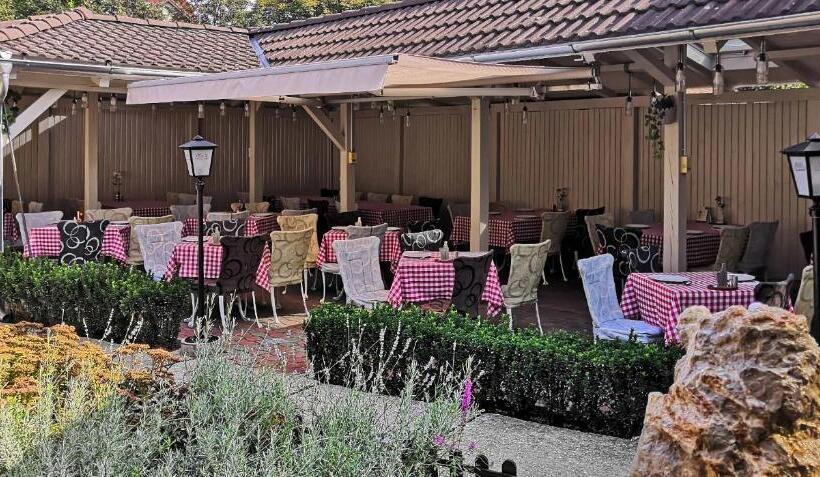 ベッドアンドブレックファースト Piccolo Panzió Vendéglő Vinoteca