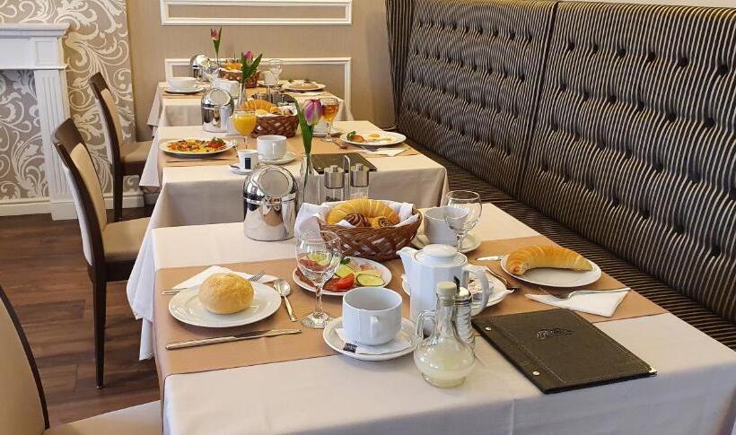 ベッドアンドブレックファースト Piccolo Panzió Vendéglő Vinoteca