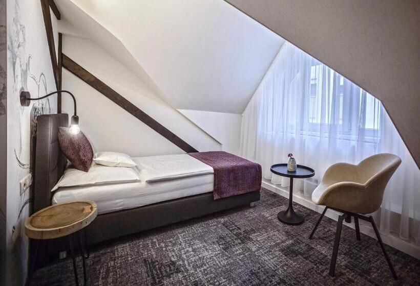 مبيت وإفطار Piccolo Panzió Vendéglő Vinoteca