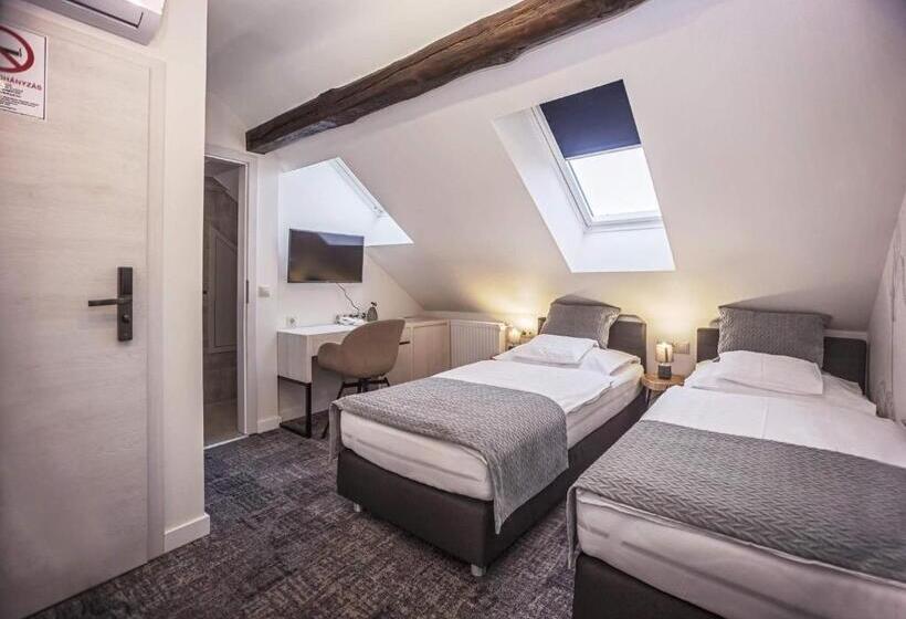 ベッドアンドブレックファースト Piccolo Panzió Vendéglő Vinoteca