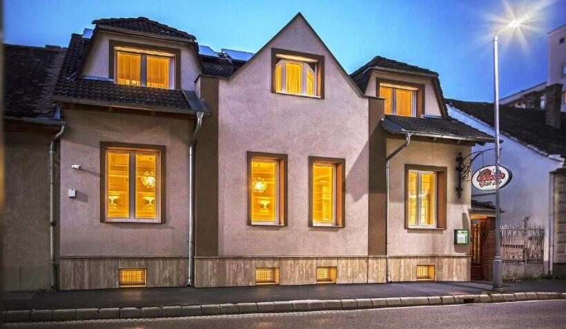 ベッドアンドブレックファースト Piccolo Panzió Vendéglő Vinoteca