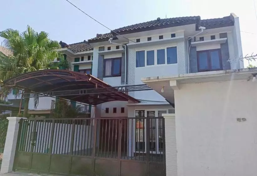 ホテル Oyo 3704 Dewandaru Homestay