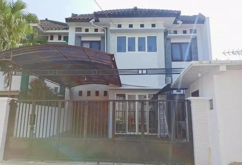 ホテル Oyo 3704 Dewandaru Homestay