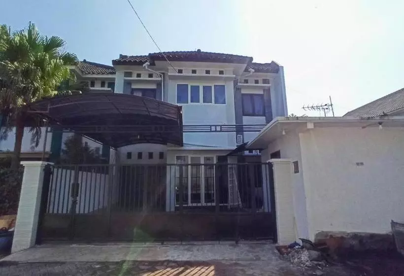 ホテル Oyo 3704 Dewandaru Homestay
