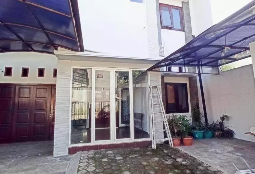 ホテル Oyo 3704 Dewandaru Homestay