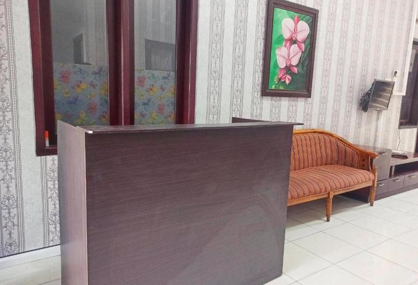 בית מלון כפרי Oyo 3704 Dewandaru Homestay