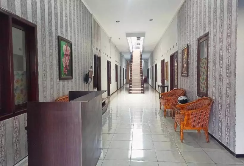 ホテル Oyo 3704 Dewandaru Homestay