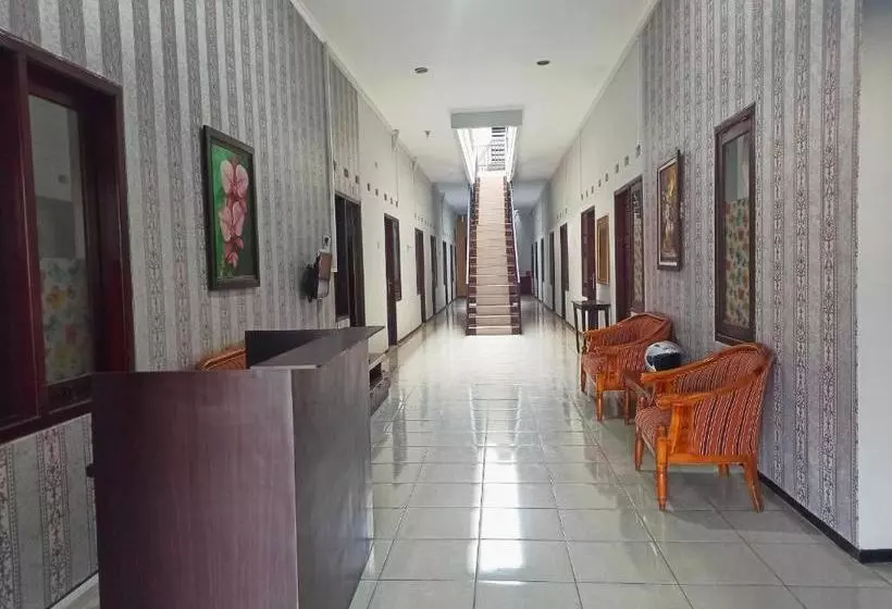 ホテル Oyo 3704 Dewandaru Homestay