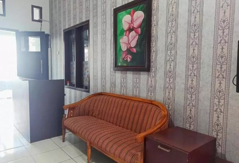 ホテル Oyo 3704 Dewandaru Homestay