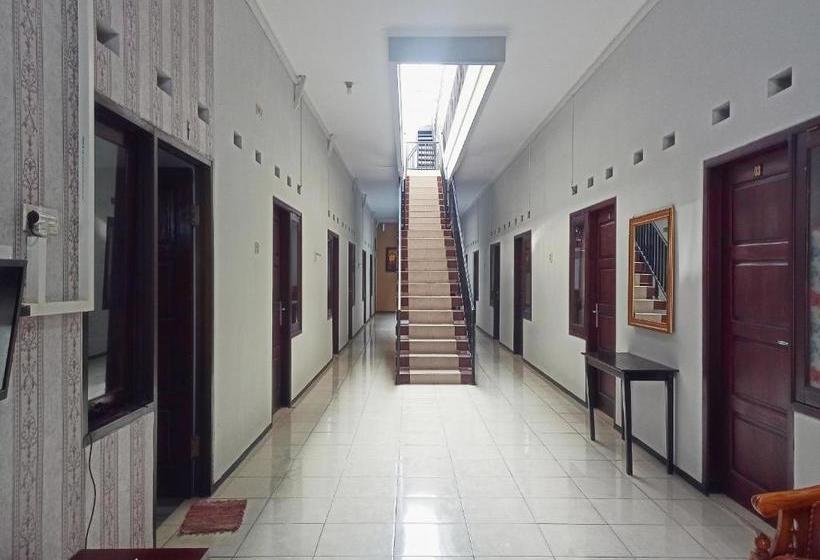 בית מלון כפרי Oyo 3704 Dewandaru Homestay