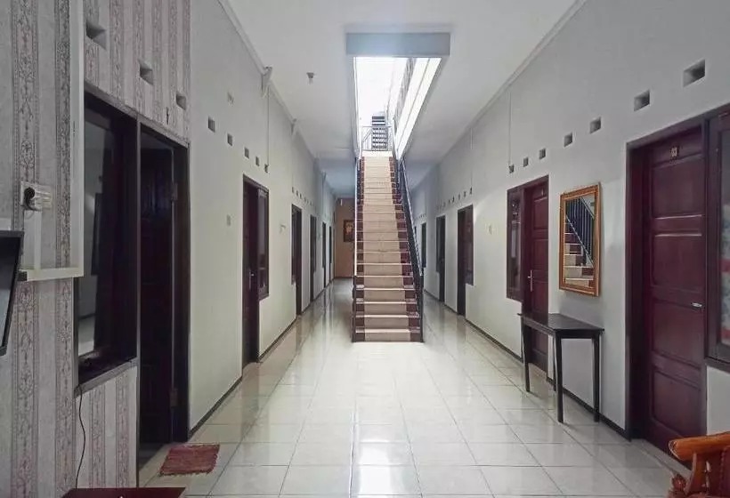 ホテル Oyo 3704 Dewandaru Homestay