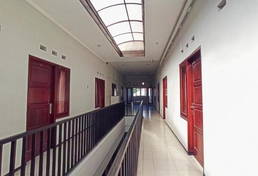 בית מלון כפרי Oyo 3704 Dewandaru Homestay