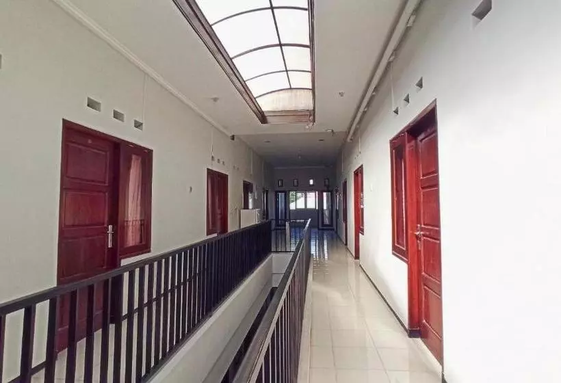 ホテル Oyo 3704 Dewandaru Homestay