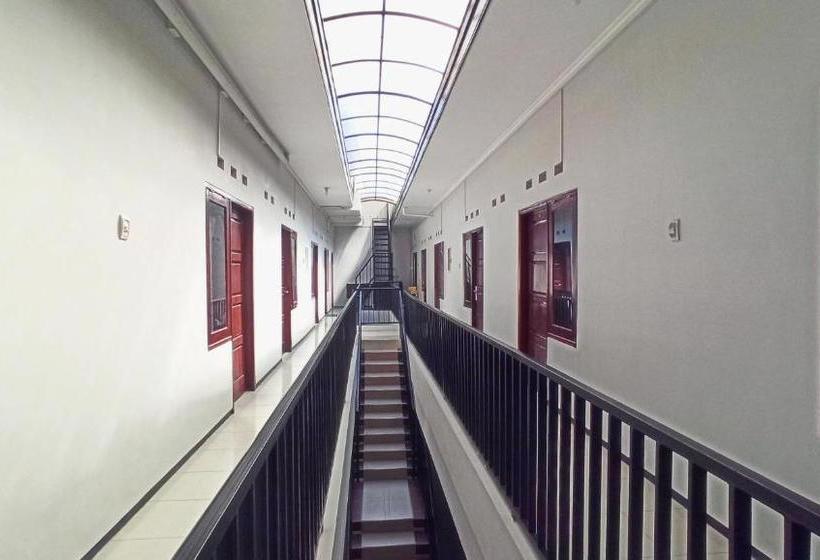 בית מלון כפרי Oyo 3704 Dewandaru Homestay