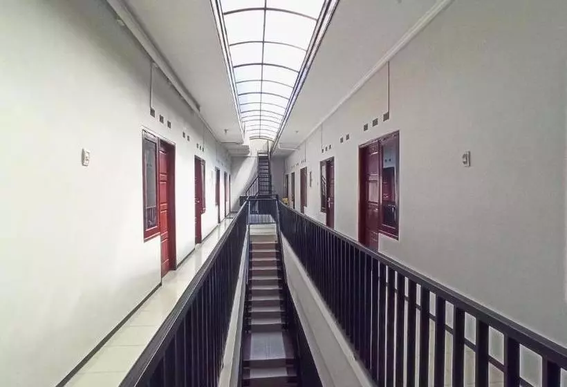 ホテル Oyo 3704 Dewandaru Homestay