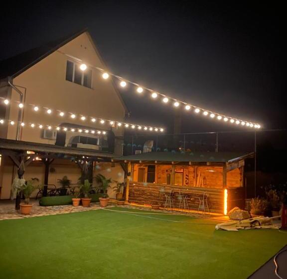 تختخواب و صبحانه Garden House