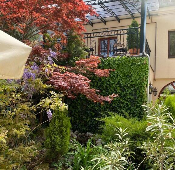 تختخواب و صبحانه Garden House