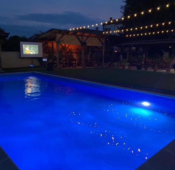 تختخواب و صبحانه Garden House