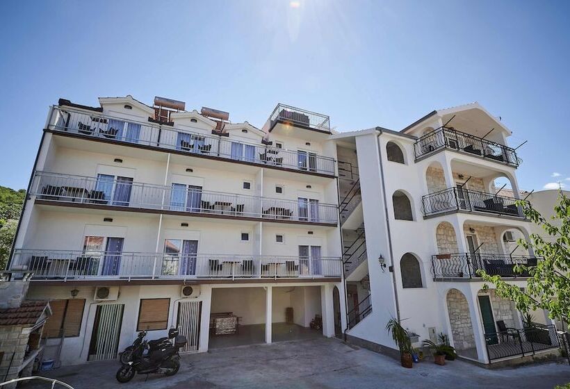 پانسیون Apartments & Rooms žaja