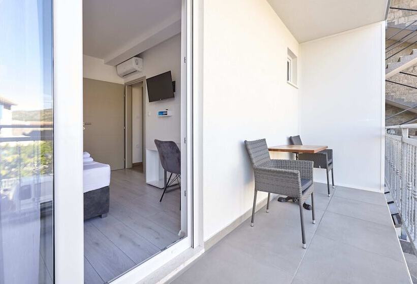 پانسیون Apartments & Rooms žaja