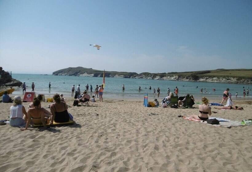 Beautiful Refurbished Home   Short Walk To The Beach