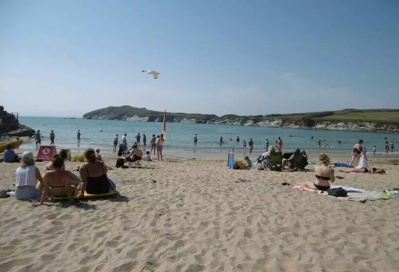 Beautiful Refurbished Home   Short Walk To The Beach