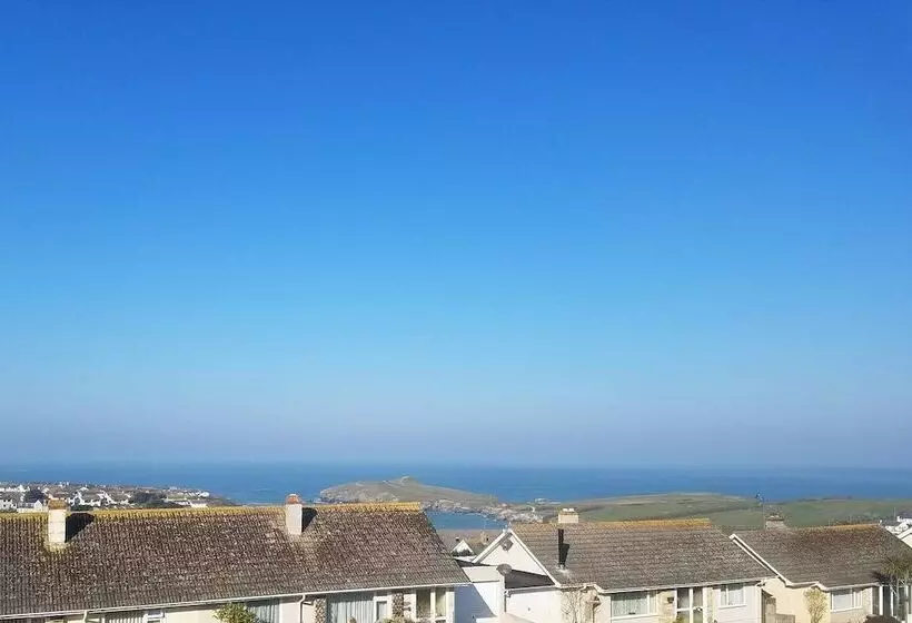 Beautiful Refurbished Home   Short Walk To The Beach