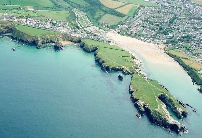 Beautiful Refurbished Home   Short Walk To The Beach