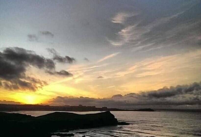 Beautiful Refurbished Home   Short Walk To The Beach