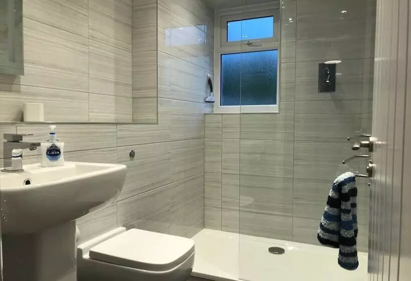 Beautiful Refurbished Home   Short Walk To The Beach