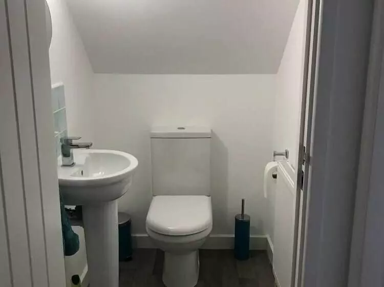 Beautiful Refurbished Home   Short Walk To The Beach