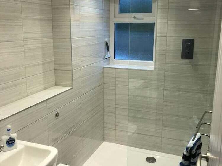 Beautiful Refurbished Home   Short Walk To The Beach