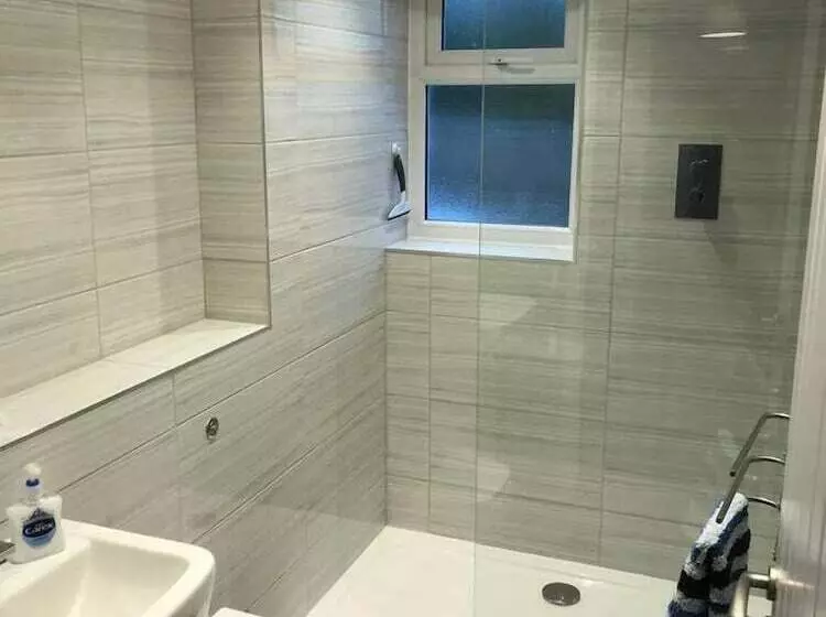 Beautiful Refurbished Home   Short Walk To The Beach